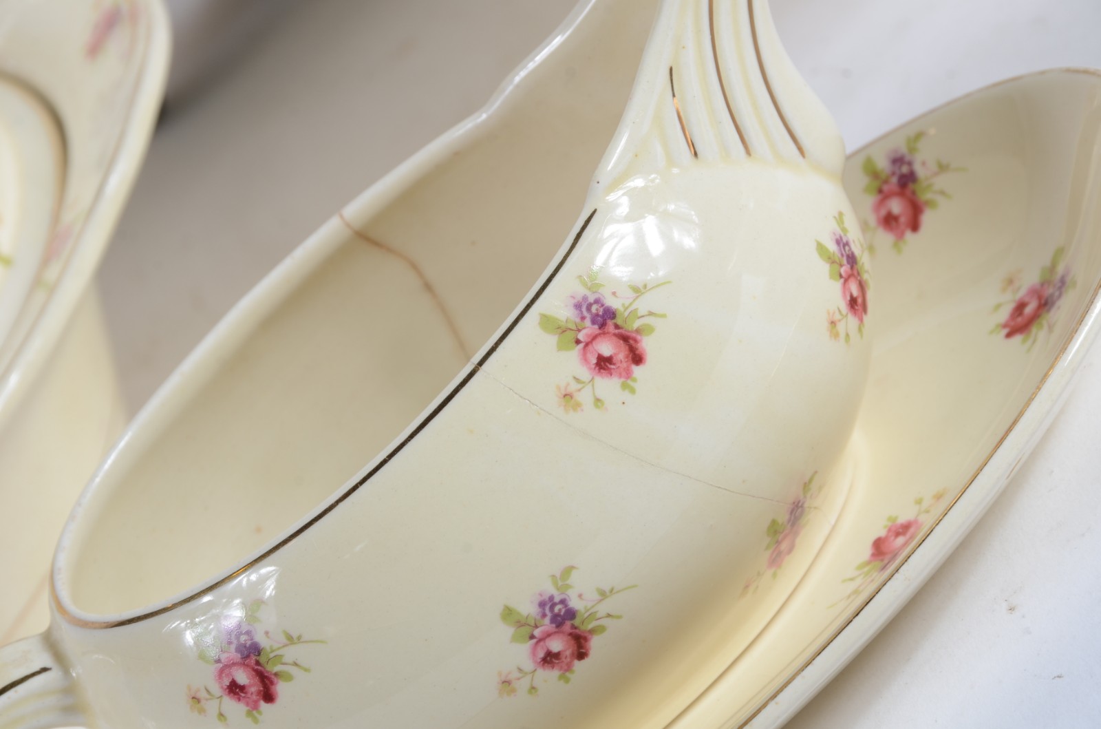 Aparelho de jantar de faiança inglesa na cor creme com flores em... - foto 8 de 11