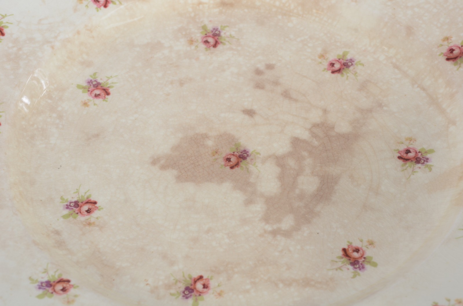 Aparelho de jantar de faiança inglesa na cor creme com flores em... - foto 9 de 11