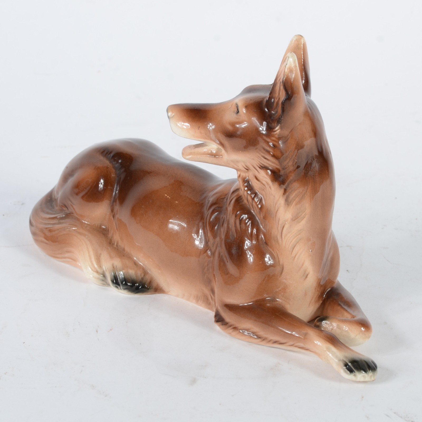 Estatueta de porcelana alemã policromada representando cachorro. - foto 3 de 7