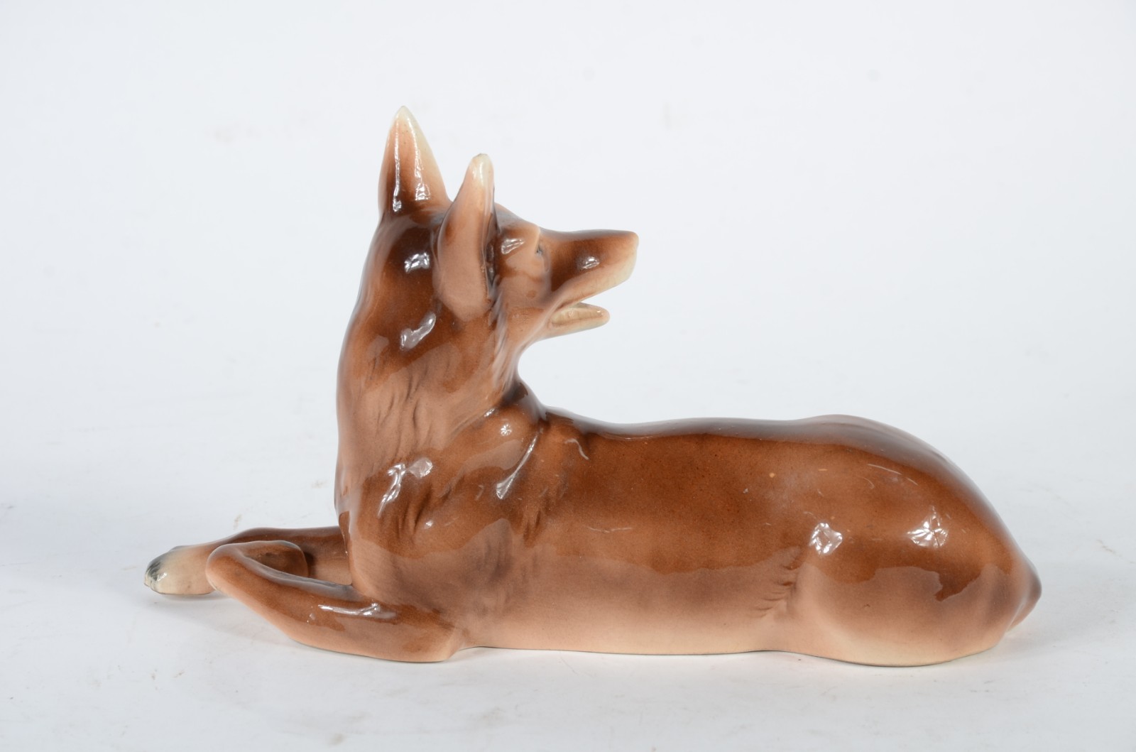 Estatueta de porcelana alemã policromada representando cachorro. - foto 2 de 7