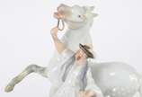 HEREND, Cavalo com treinador - Escultura de porcelana húngara Herend policromada representando "Horse and trainer".