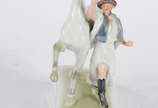 HEREND, Cavalo com treinador - Escultura de porcelana húngara Herend policromada representando "Horse and trainer".
