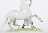 HEREND, Cavalo com treinador - Escultura de porcelana húngara Herend policromada representando "Horse and trainer".