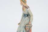 Capo di Monti,  - Escultura de faiança italiana policromada "Capo di Monti", representando figura feminina com chapéu e flores.