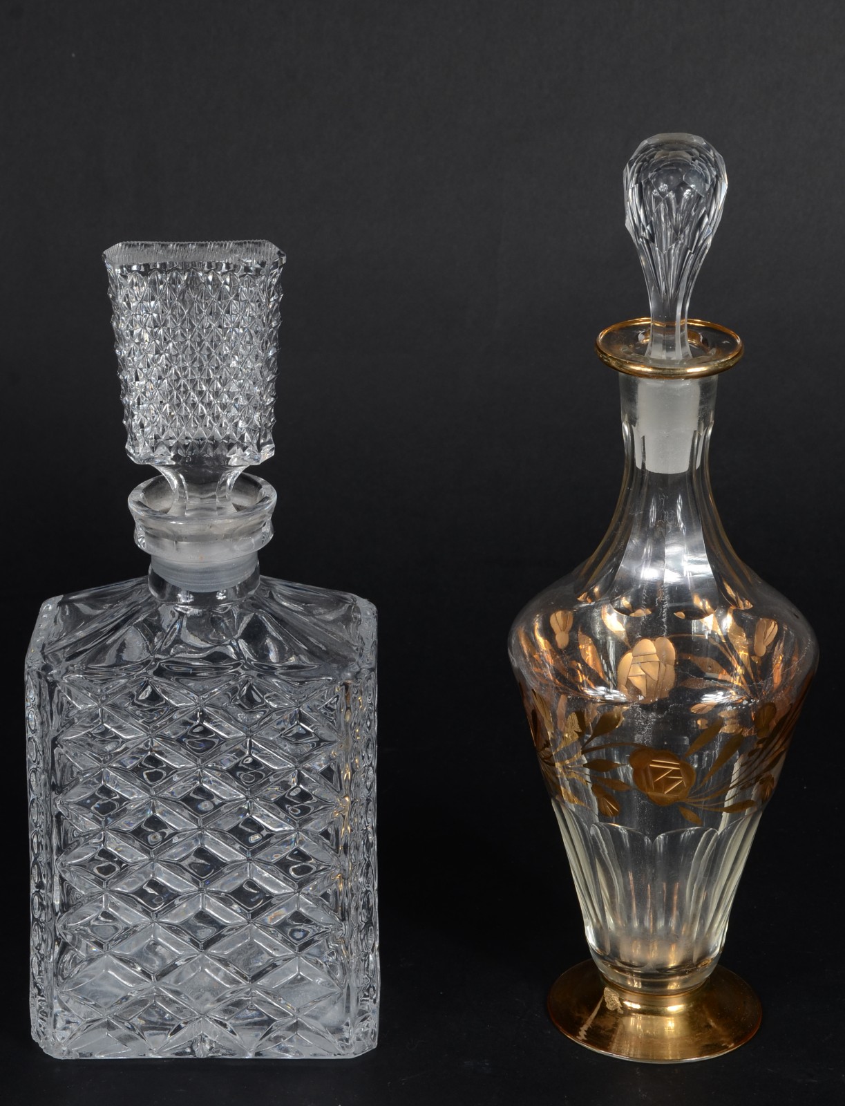 Duas licoreiras de vidro/ cristal. Uma delas com lascado na parte... - foto 1 de 7