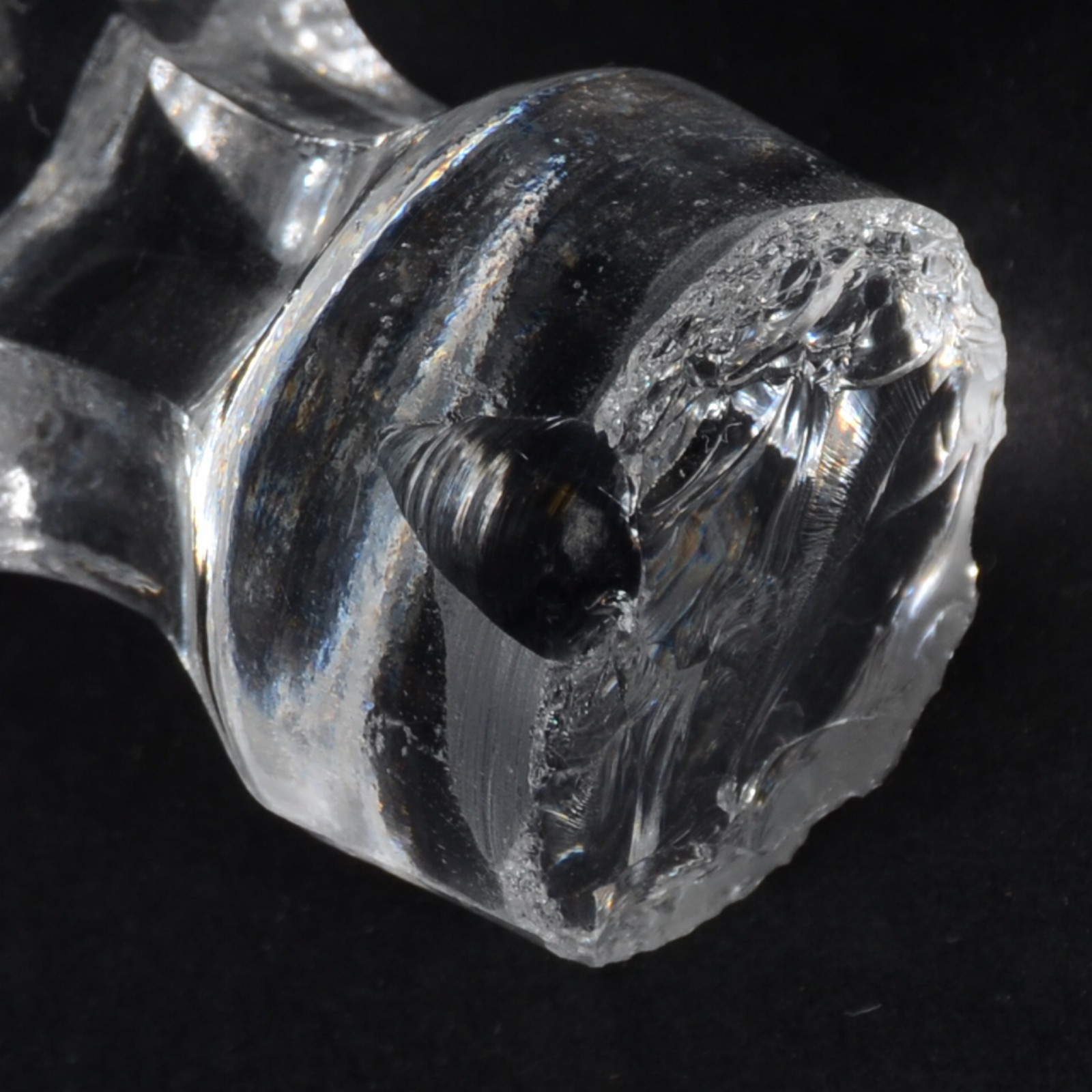 Duas licoreiras de vidro/ cristal. Uma delas com lascado na parte... - foto 3 de 7