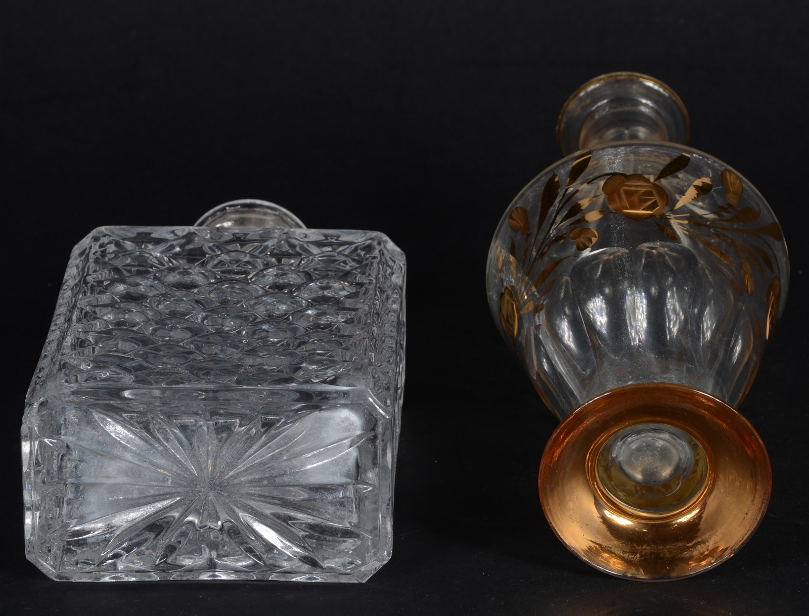 Duas licoreiras de vidro/ cristal. Uma delas com lascado na parte... - foto 4 de 7