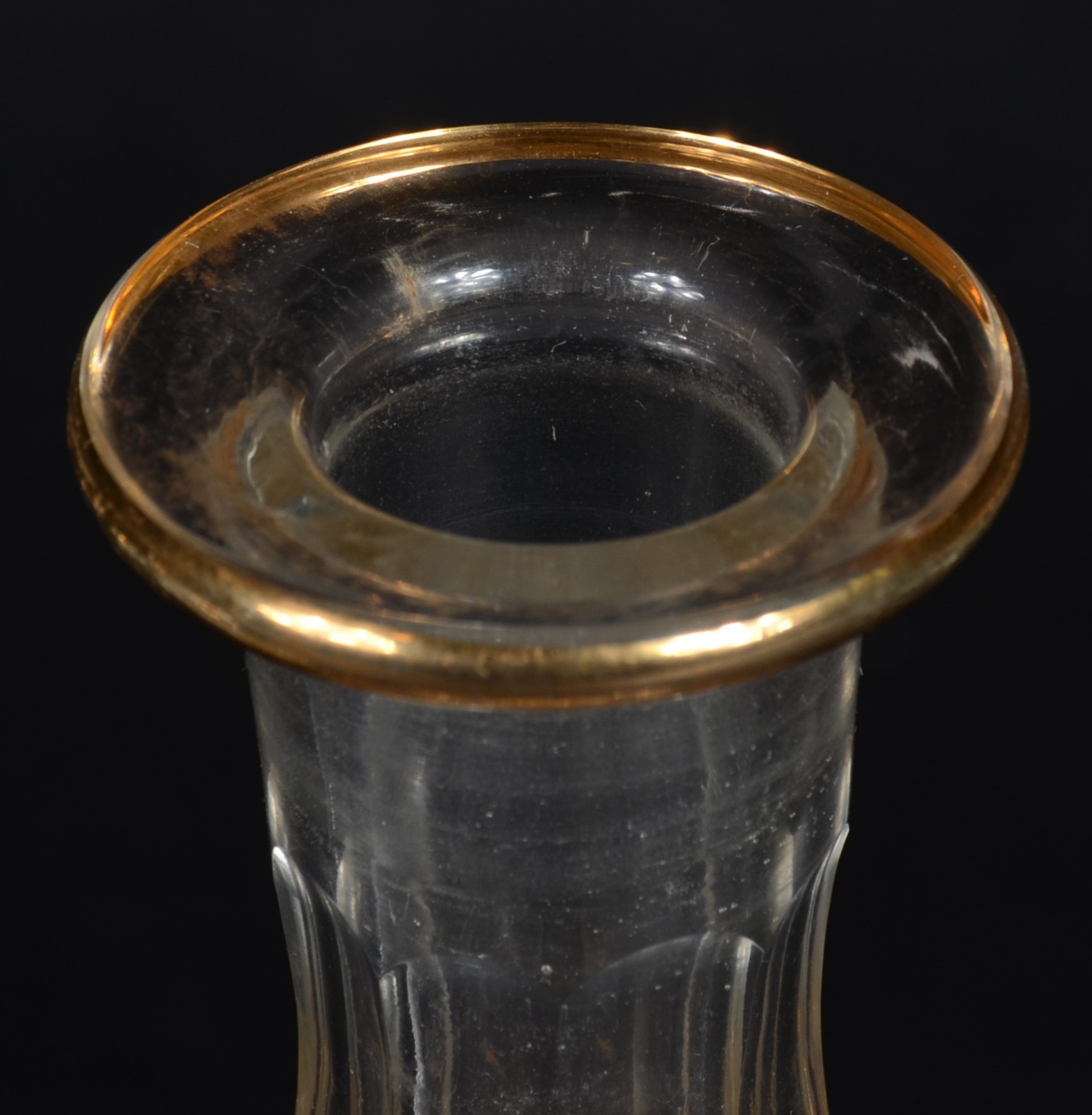 Duas licoreiras de vidro/ cristal. Uma delas com lascado na parte... - foto 6 de 7