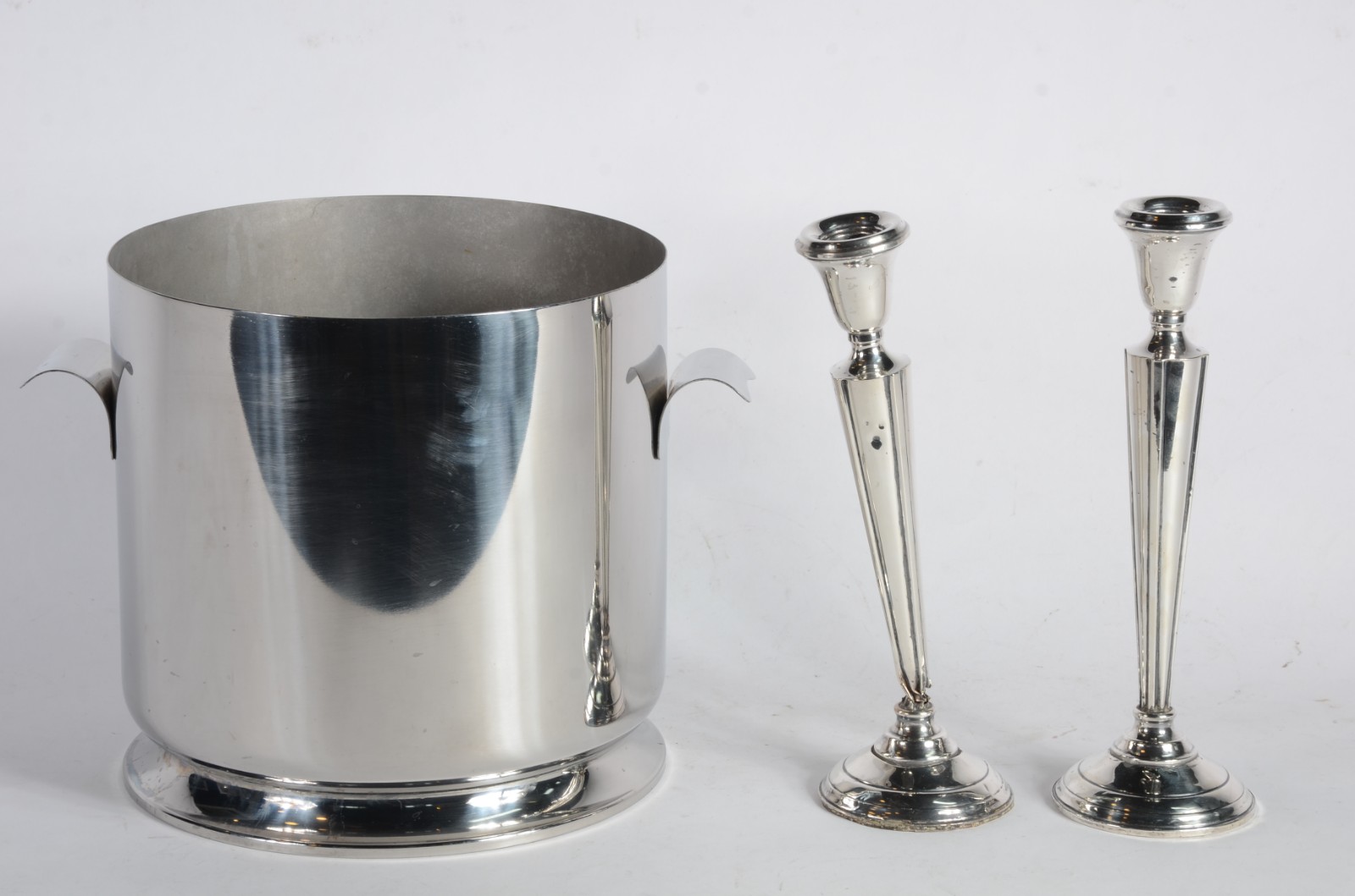 Três peças, sendo: balde de aço inox e par de castiçais de prata... - foto 1 de 8