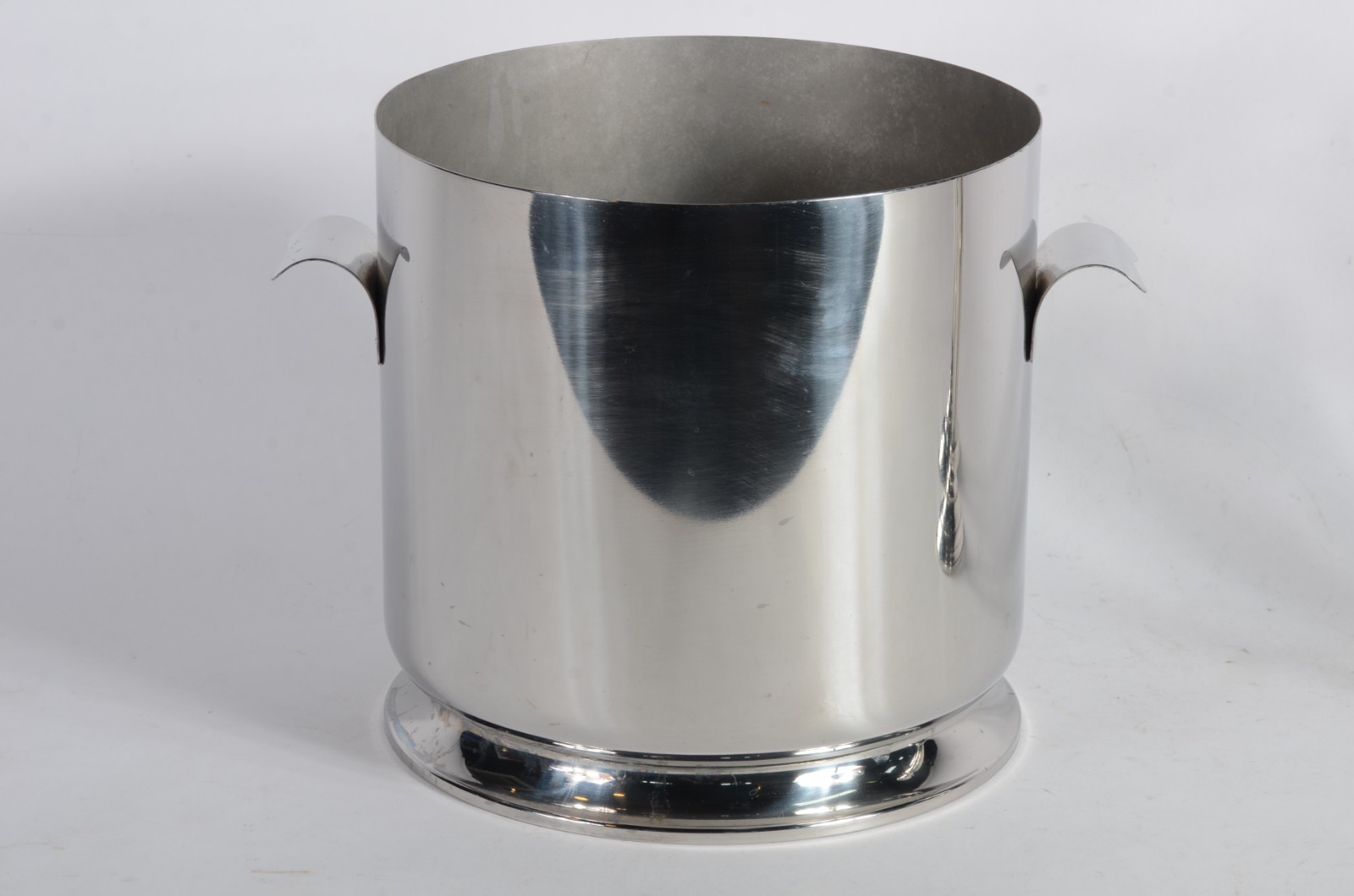 Três peças, sendo: balde de aço inox e par de castiçais de prata... - foto 3 de 8