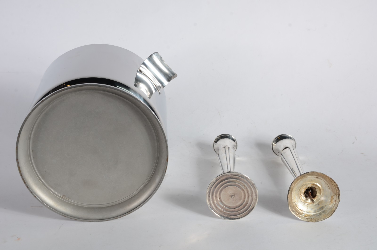 Três peças, sendo: balde de aço inox e par de castiçais de prata... - foto 4 de 8