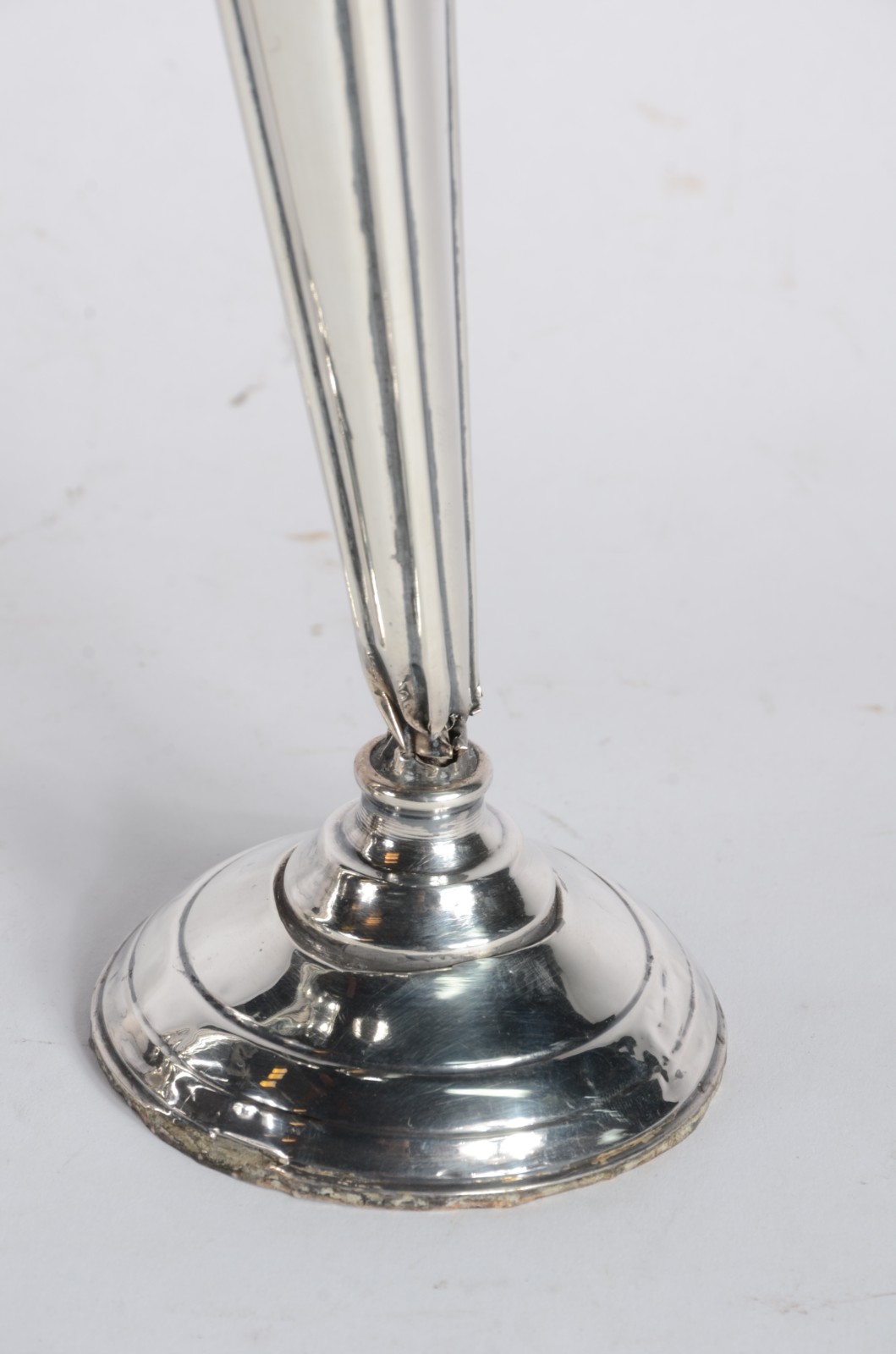 Três peças, sendo: balde de aço inox e par de castiçais de prata... - foto 5 de 8