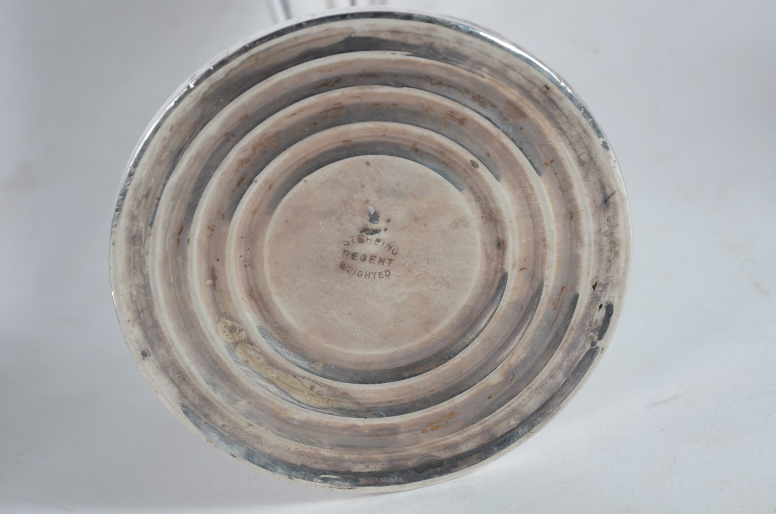 Três peças, sendo: balde de aço inox e par de castiçais de prata... - foto 6 de 8