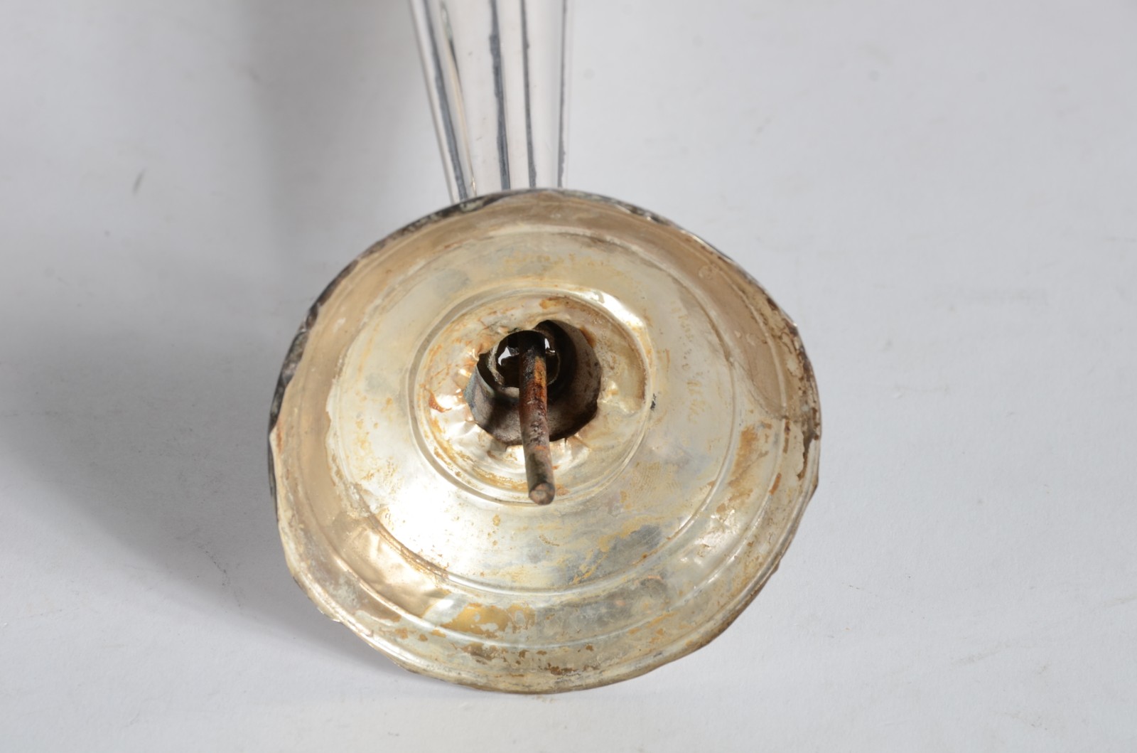 Três peças, sendo: balde de aço inox e par de castiçais de prata... - foto 8 de 8
