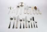 Fracalanza (1884),  - Faqueiro Fracalanza de metal prateado, composto de: 12 colheres, 12 garfos, 12 facas grandes (uma com lâmina quebrada) ; 12 colheres, 12 garfos, 12 fa