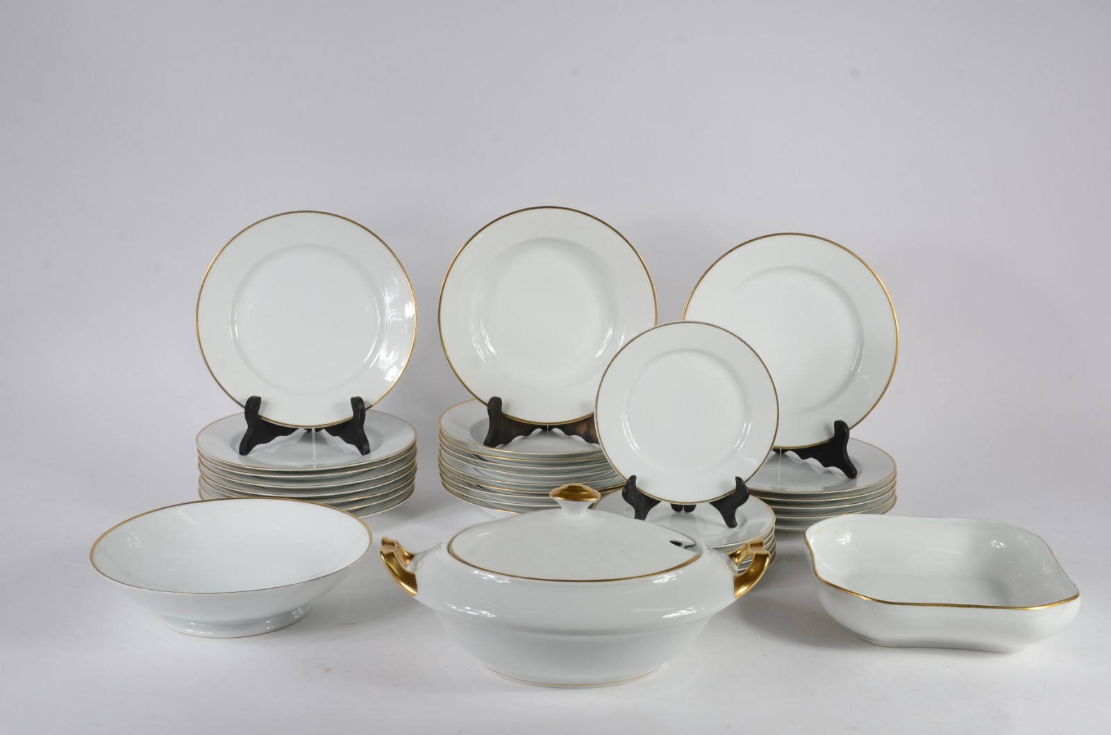 Aparelho de jantar de porcelana da Bavaria na cor branca com friso... - foto 1 de 6