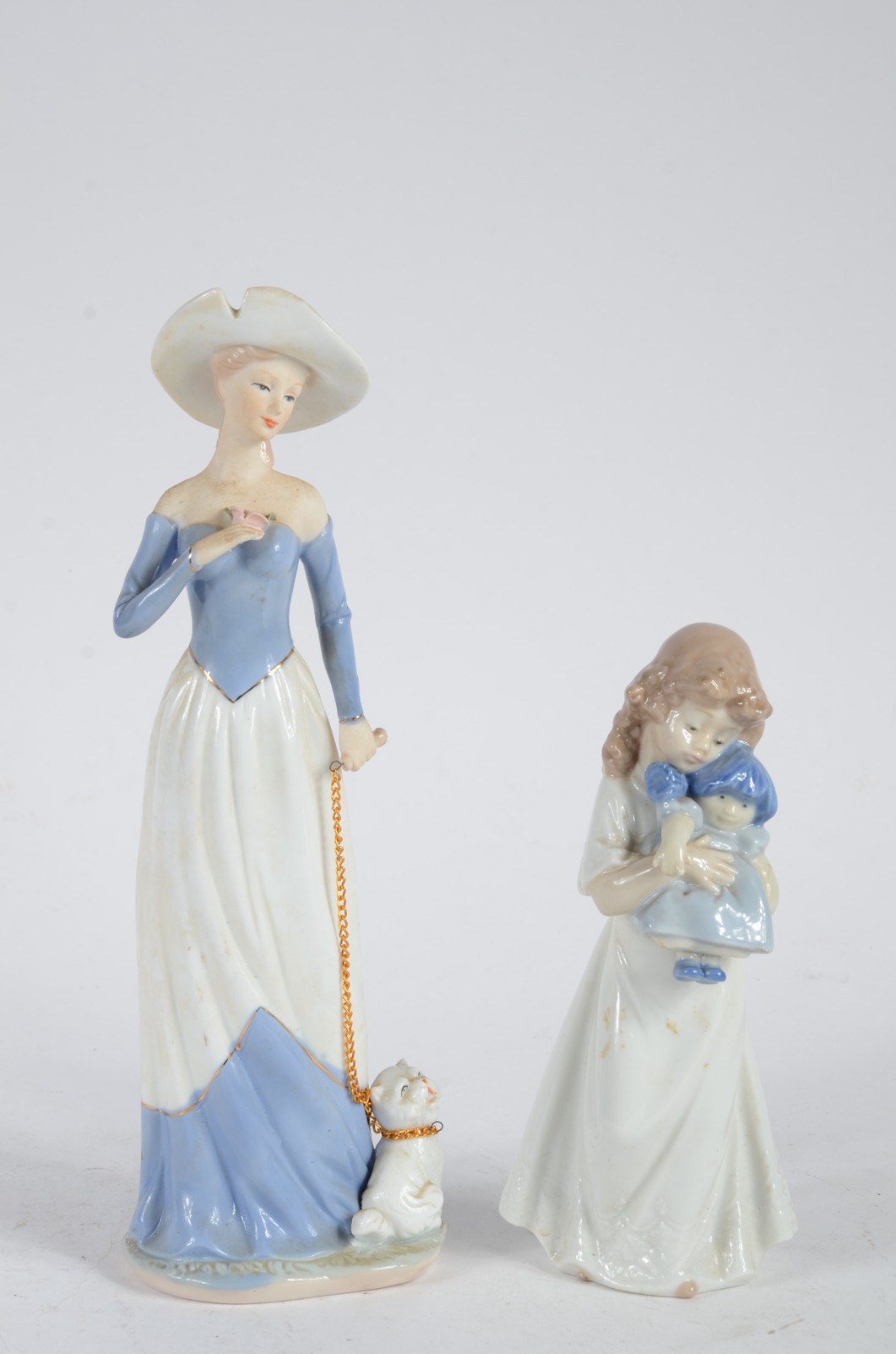 Duas estatuetas de porcelana, sendo uma sem marca representando dama... - foto 1 de 10