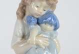 Duas estatuetas de porcelana, sendo uma sem mar... - Duas estatuetas de porcelana, sendo uma sem marca representando dama com cachorro e a menor de porcelana espanhola NAO representando menina com ...