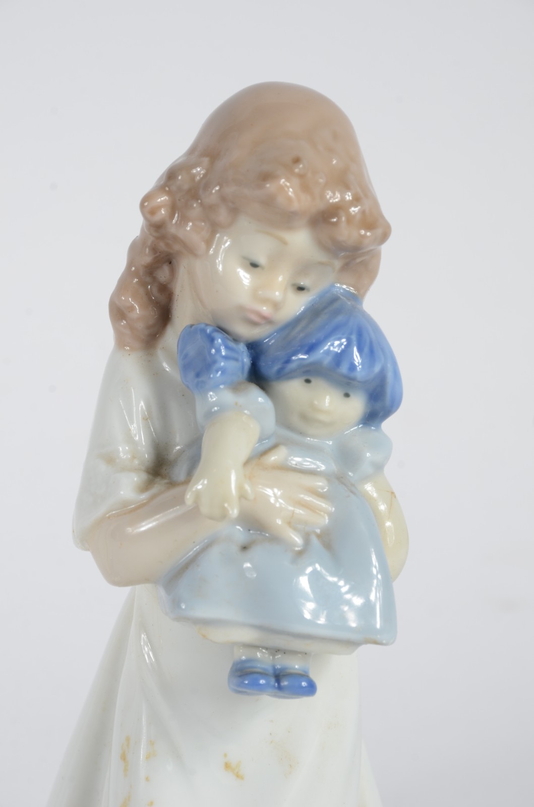 Duas estatuetas de porcelana, sendo uma sem marca representando dama... - foto 2 de 10