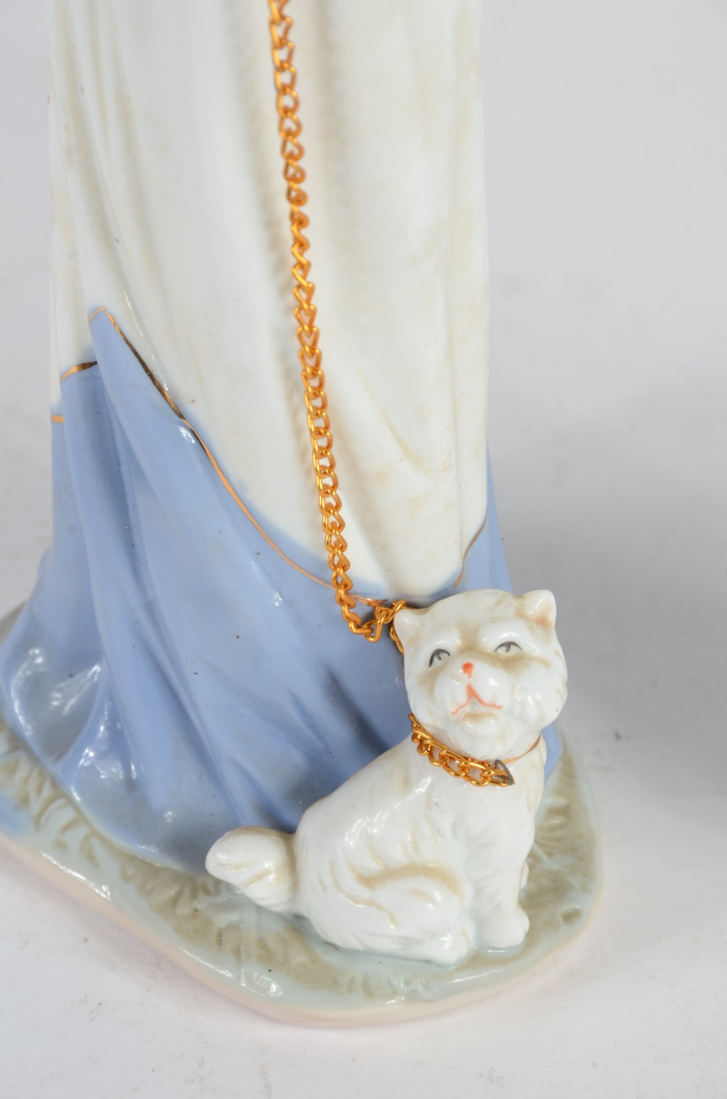 Duas estatuetas de porcelana, sendo uma sem marca representando dama... - foto 3 de 10