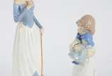 Duas estatuetas de porcelana, sendo uma sem mar... - Duas estatuetas de porcelana, sendo uma sem marca representando dama com cachorro e a menor de porcelana espanhola NAO representando menina com ...