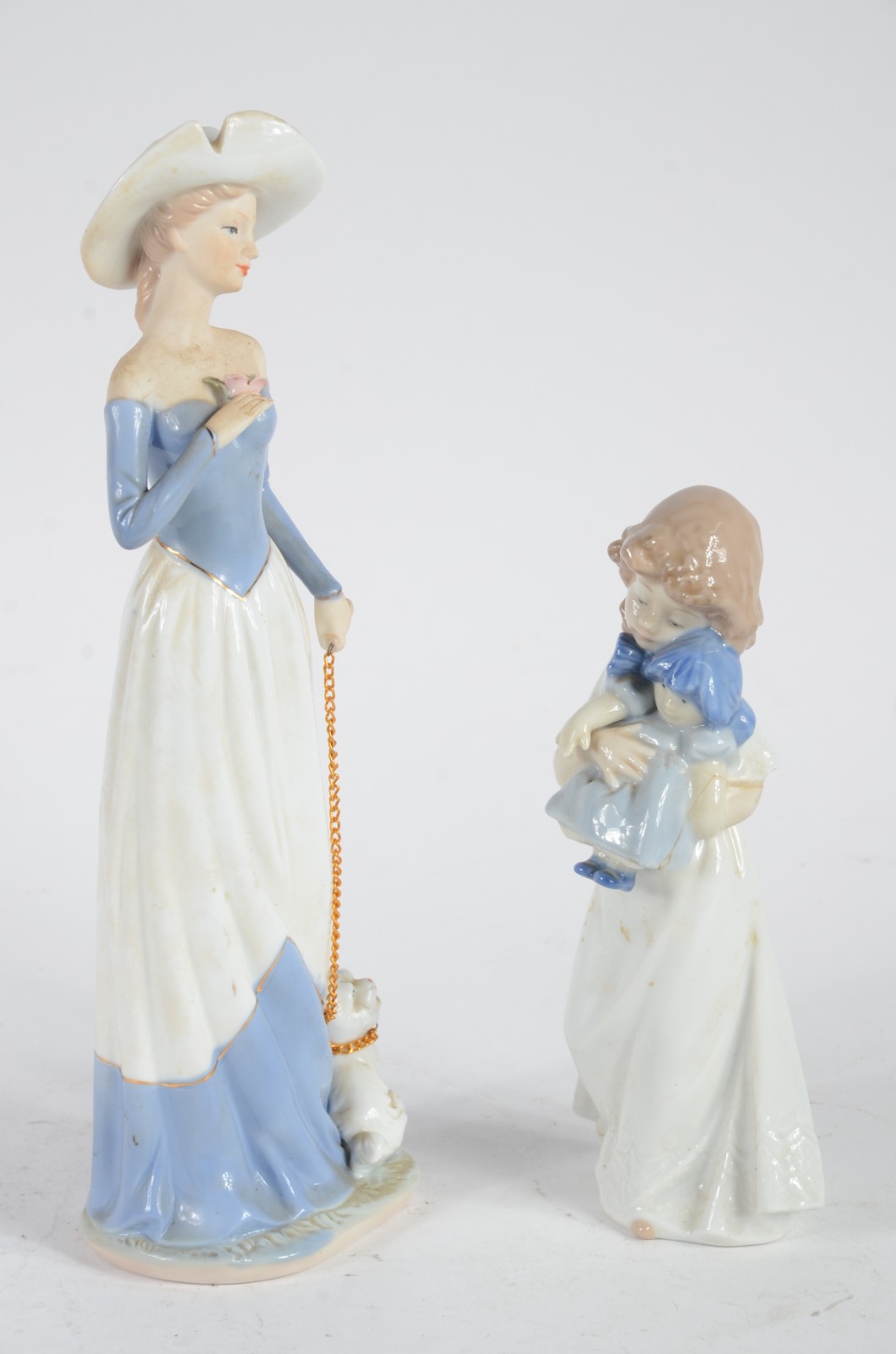 Duas estatuetas de porcelana, sendo uma sem marca representando dama... - foto 4 de 10