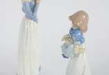 Duas estatuetas de porcelana, sendo uma sem mar... - Duas estatuetas de porcelana, sendo uma sem marca representando dama com cachorro e a menor de porcelana espanhola NAO representando menina com ...