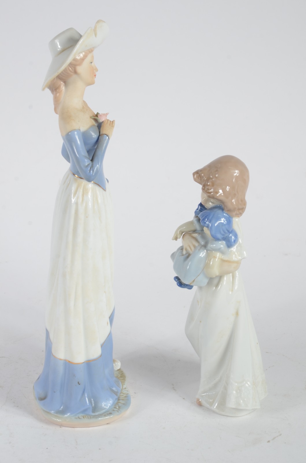 Duas estatuetas de porcelana, sendo uma sem marca representando dama... - foto 5 de 10