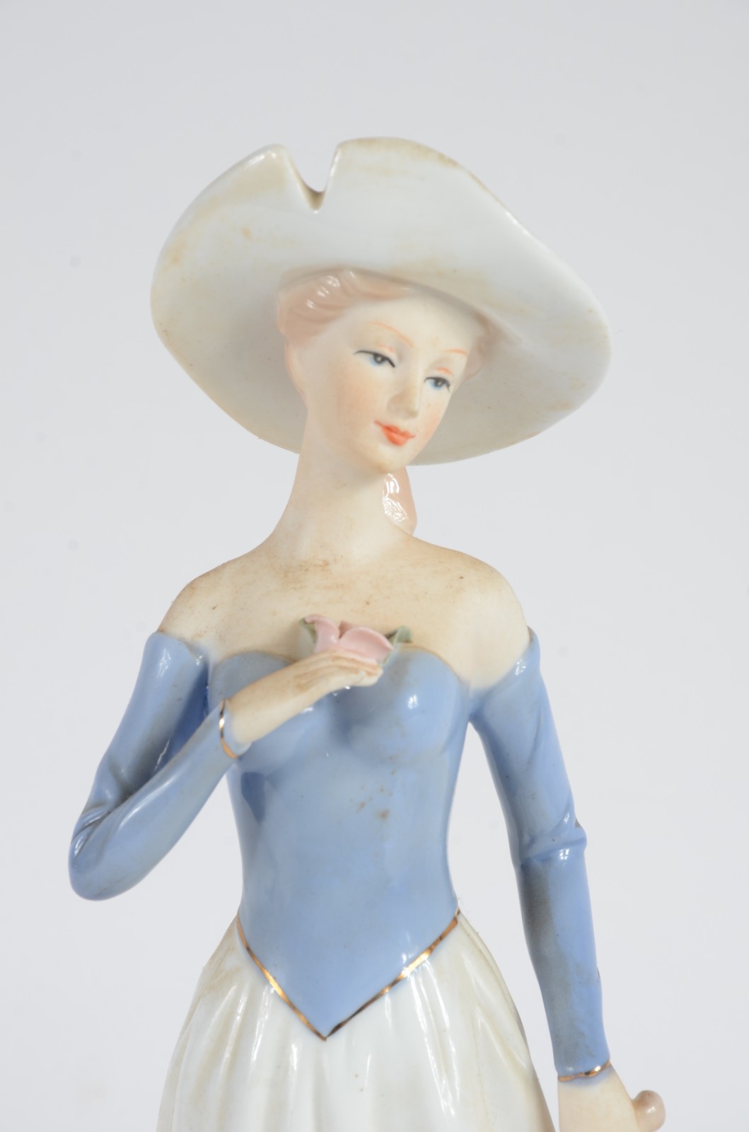 Duas estatuetas de porcelana, sendo uma sem marca representando dama... - foto 6 de 10