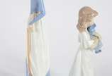 Duas estatuetas de porcelana, sendo uma sem mar... - Duas estatuetas de porcelana, sendo uma sem marca representando dama com cachorro e a menor de porcelana espanhola NAO representando menina com ...