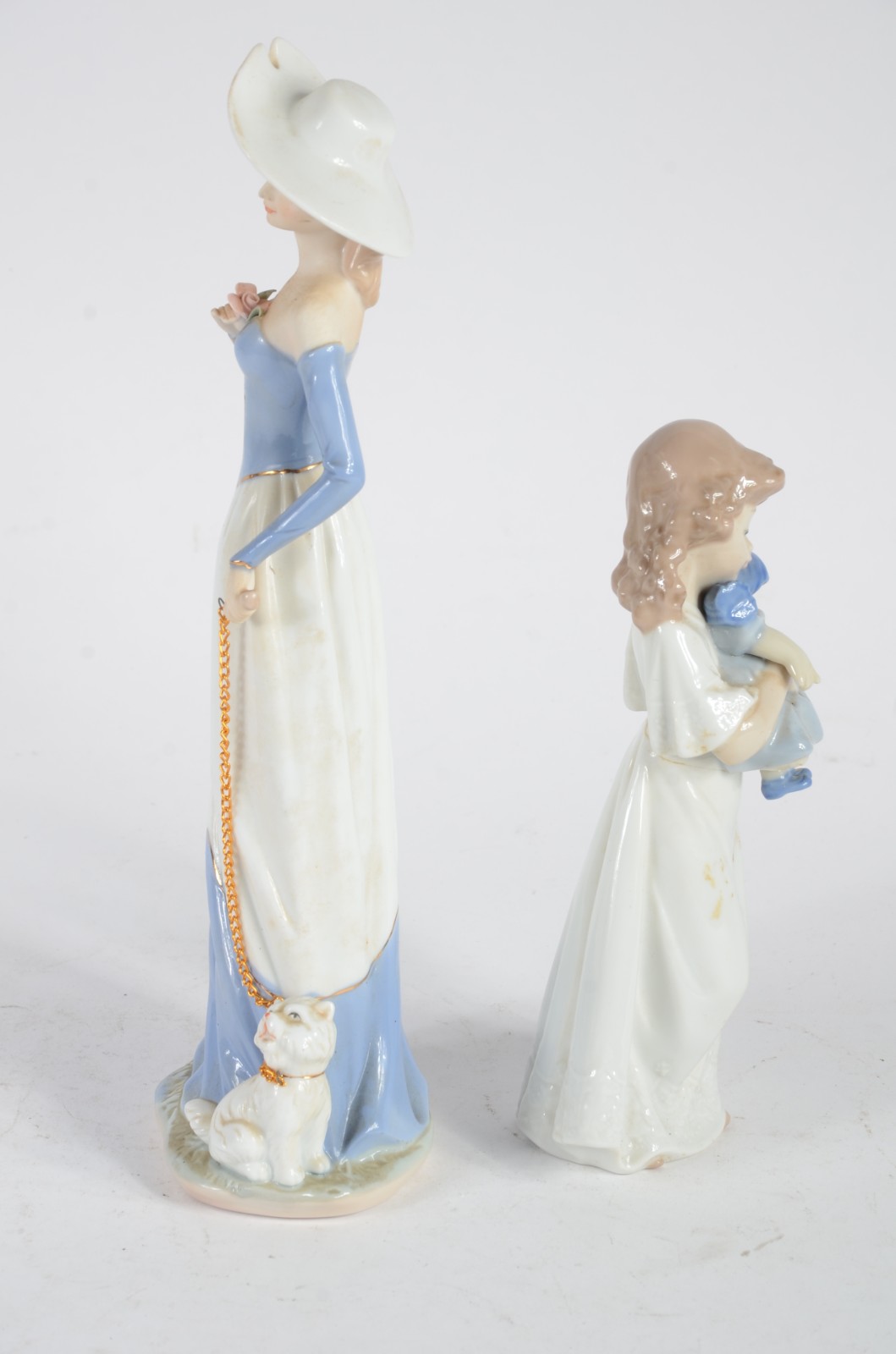 Duas estatuetas de porcelana, sendo uma sem marca representando dama... - foto 7 de 10