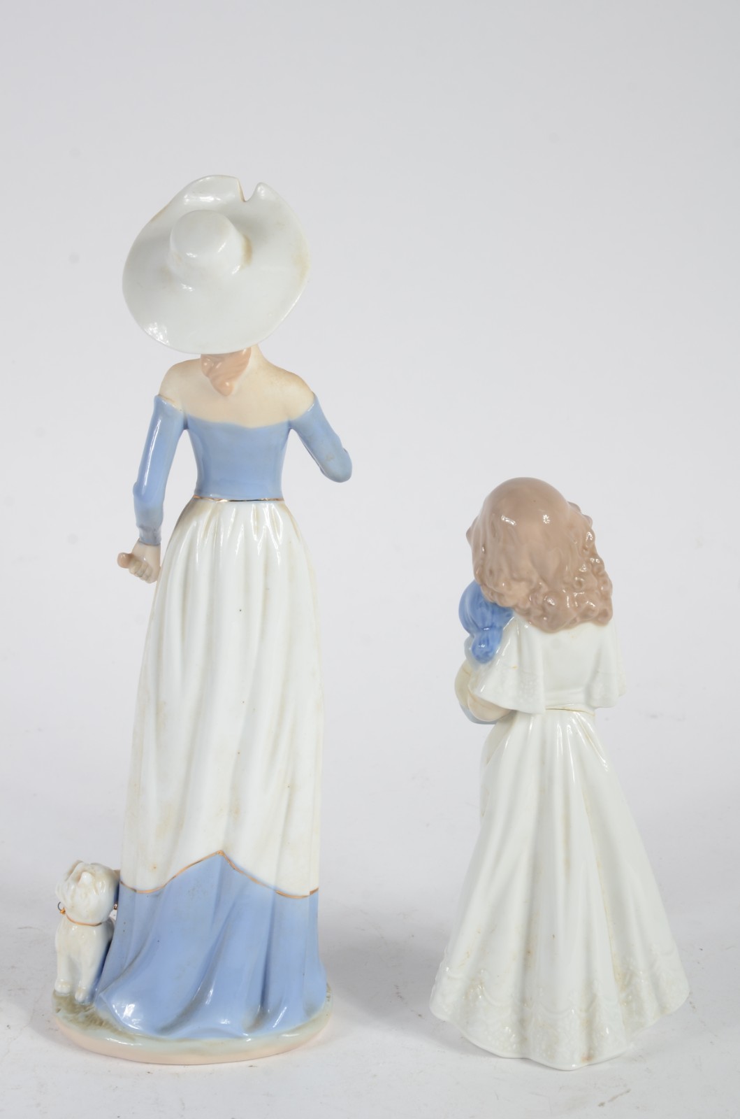 Duas estatuetas de porcelana, sendo uma sem marca representando dama... - foto 8 de 10