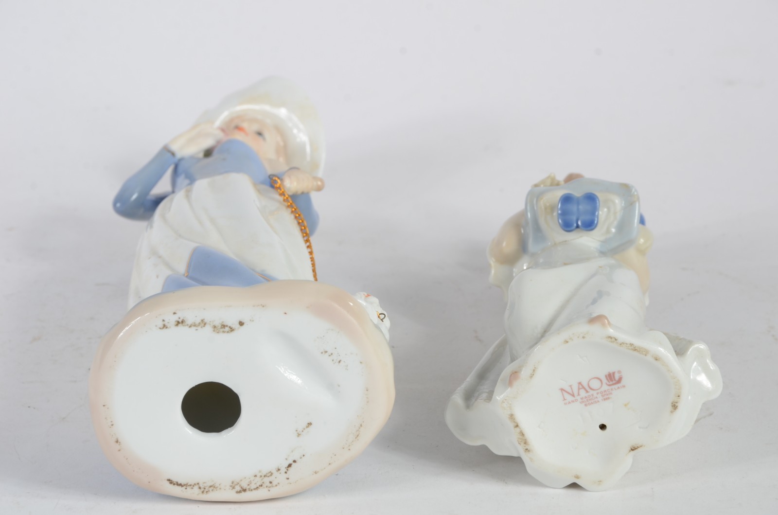 Duas estatuetas de porcelana, sendo uma sem marca representando dama... - foto 9 de 10