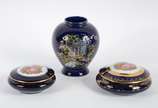 Três peças de porcelana, sendo duas caixas port... - Três peças de porcelana, sendo duas caixas porta joias de porcelana francesa de Limoges na cor azul cobalto com cena romântica em policromia e r...