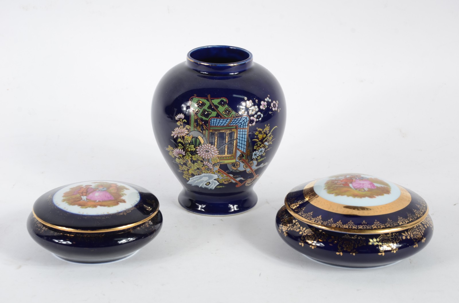 Três peças de porcelana, sendo duas caixas porta joias de porcelana... - foto 1 de 10