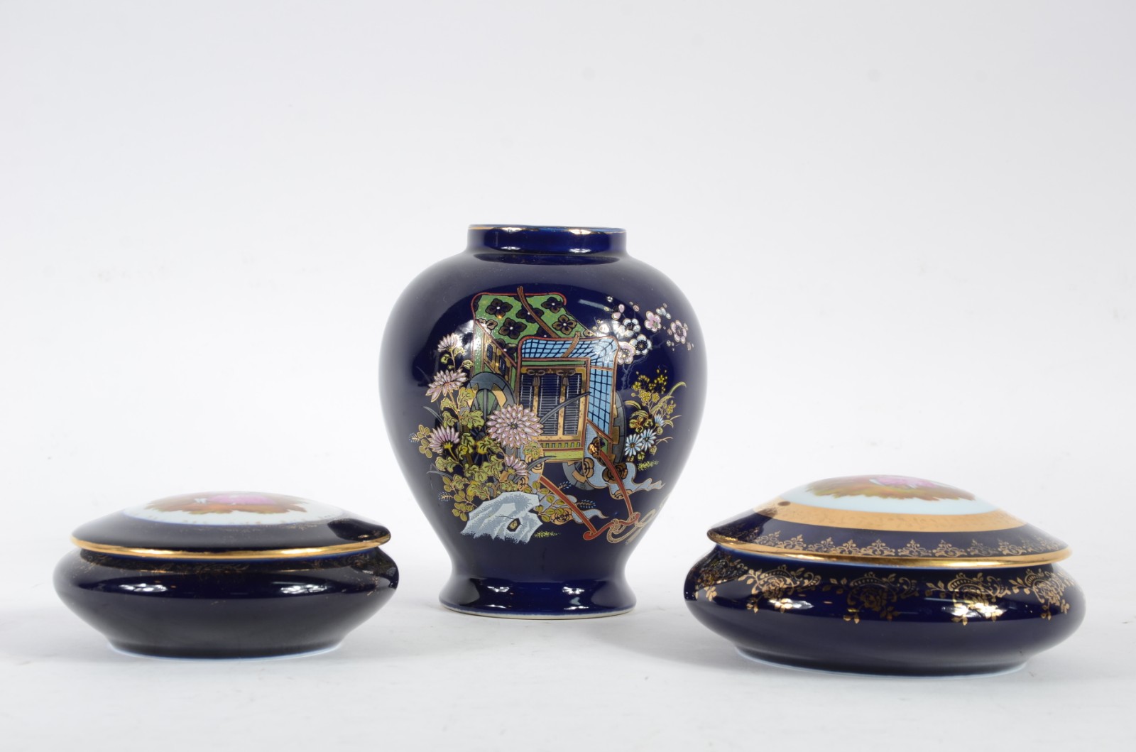 Três peças de porcelana, sendo duas caixas porta joias de porcelana... - foto 2 de 10