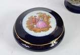 Três peças de porcelana, sendo duas caixas port... - Três peças de porcelana, sendo duas caixas porta joias de porcelana francesa de Limoges na cor azul cobalto com cena romântica em policromia e r...