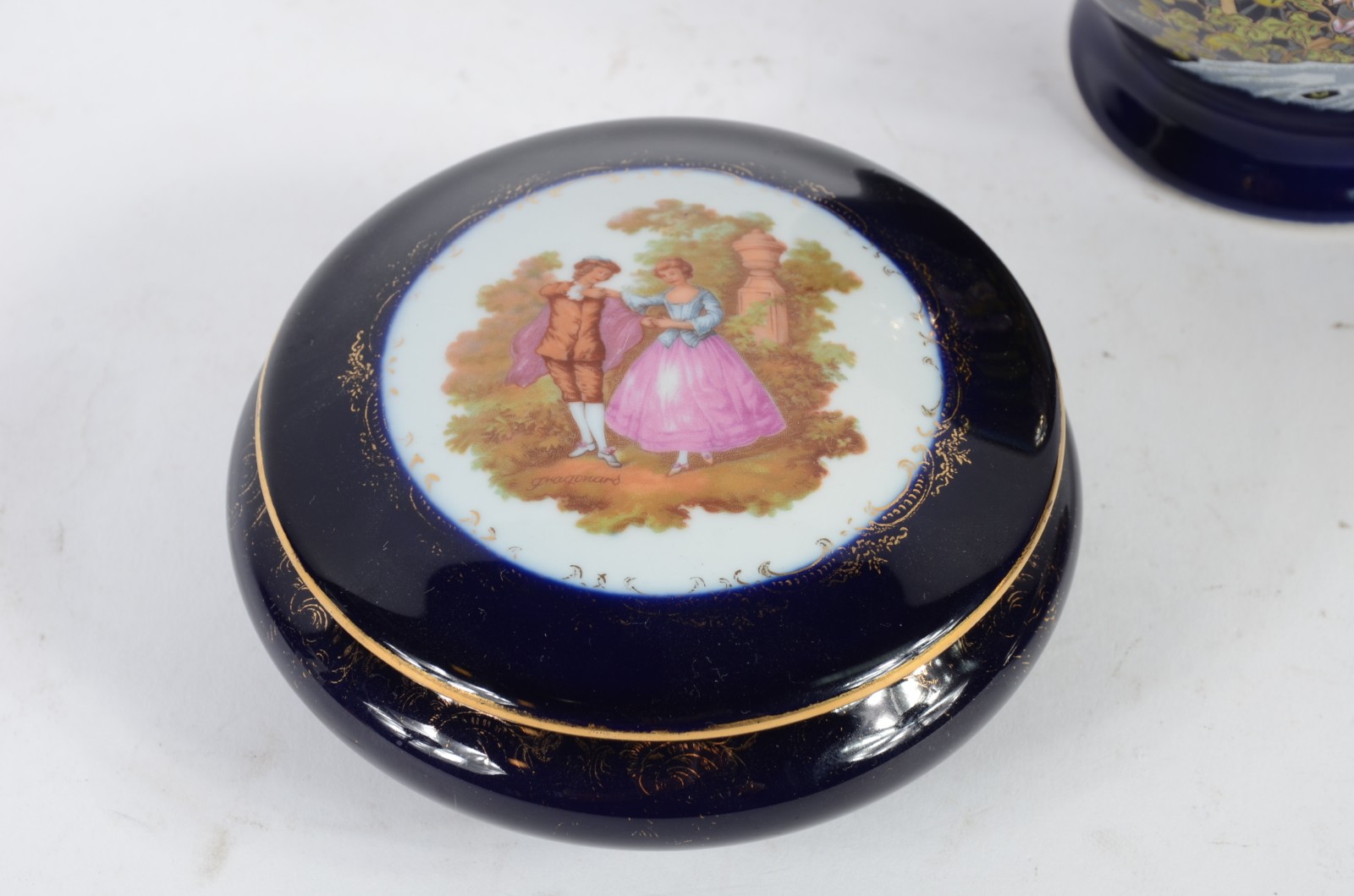 Três peças de porcelana, sendo duas caixas porta joias de porcelana... - foto 3 de 10
