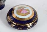 Três peças de porcelana, sendo duas caixas port... - Três peças de porcelana, sendo duas caixas porta joias de porcelana francesa de Limoges na cor azul cobalto com cena romântica em policromia e r...