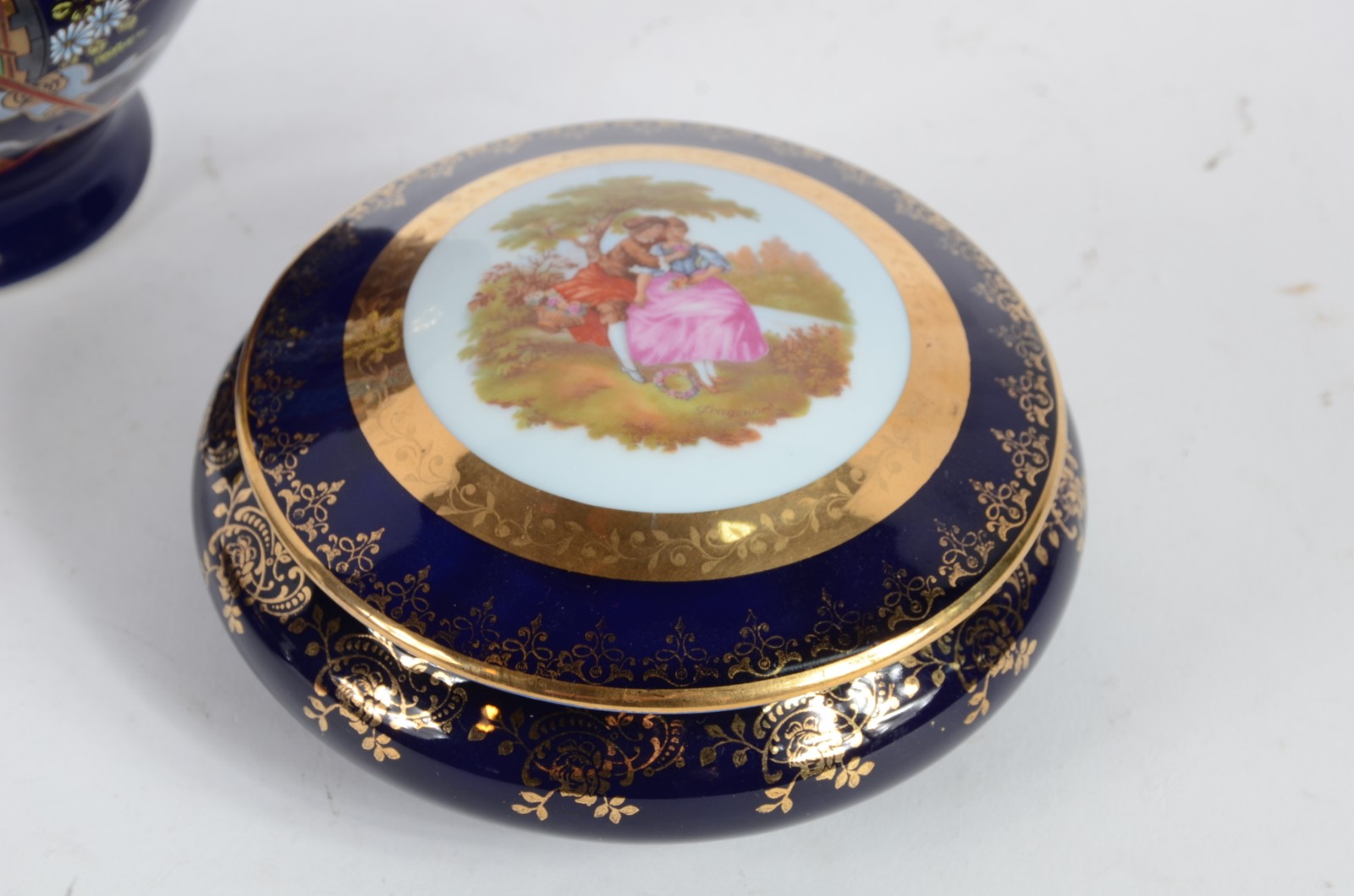 Três peças de porcelana, sendo duas caixas porta joias de porcelana... - foto 4 de 10
