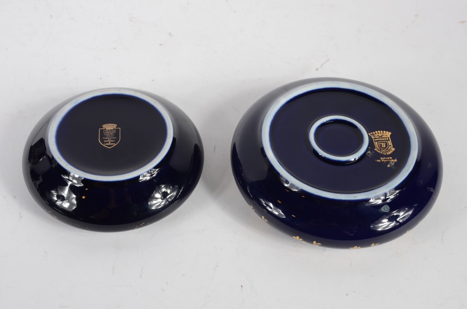 Três peças de porcelana, sendo duas caixas porta joias de porcelana... - foto 6 de 10