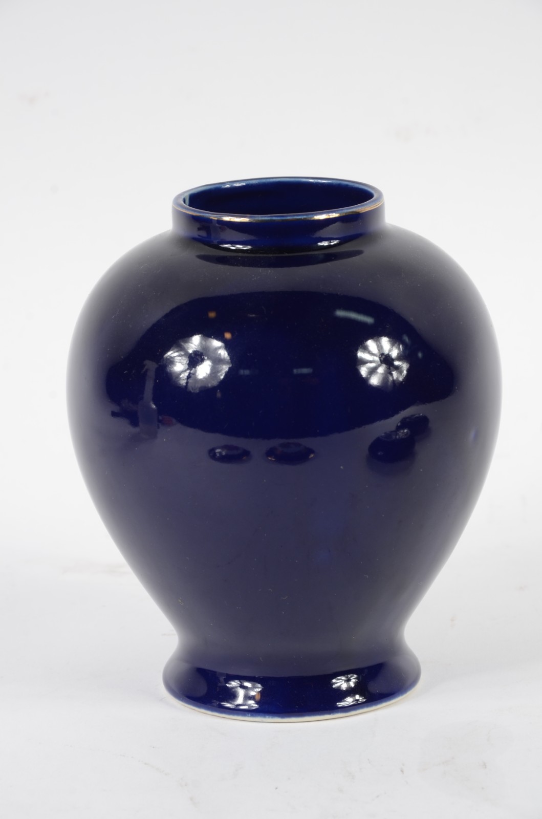 Três peças de porcelana, sendo duas caixas porta joias de porcelana... - foto 8 de 10