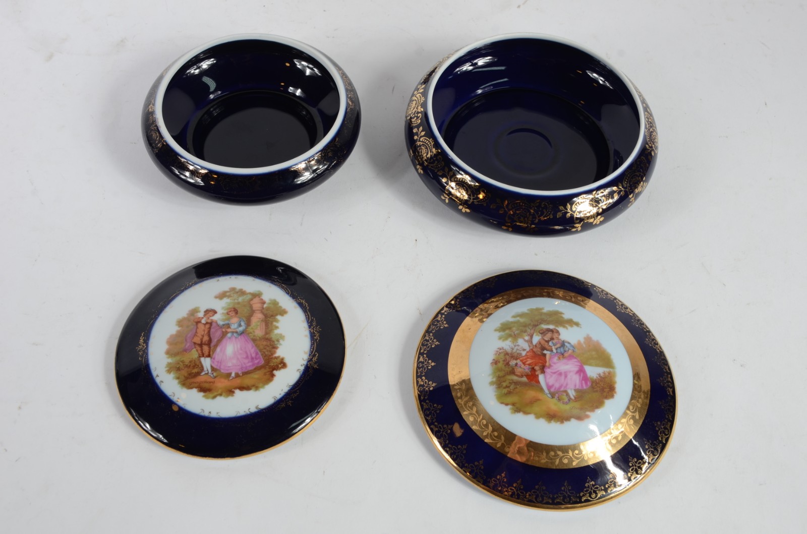Três peças de porcelana, sendo duas caixas porta joias de porcelana... - foto 10 de 10