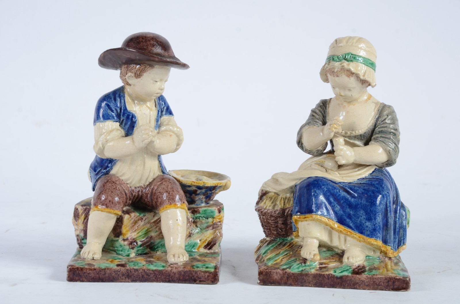 Par de esculturas de faiança francesa policromada representando casal... - foto 1 de 11