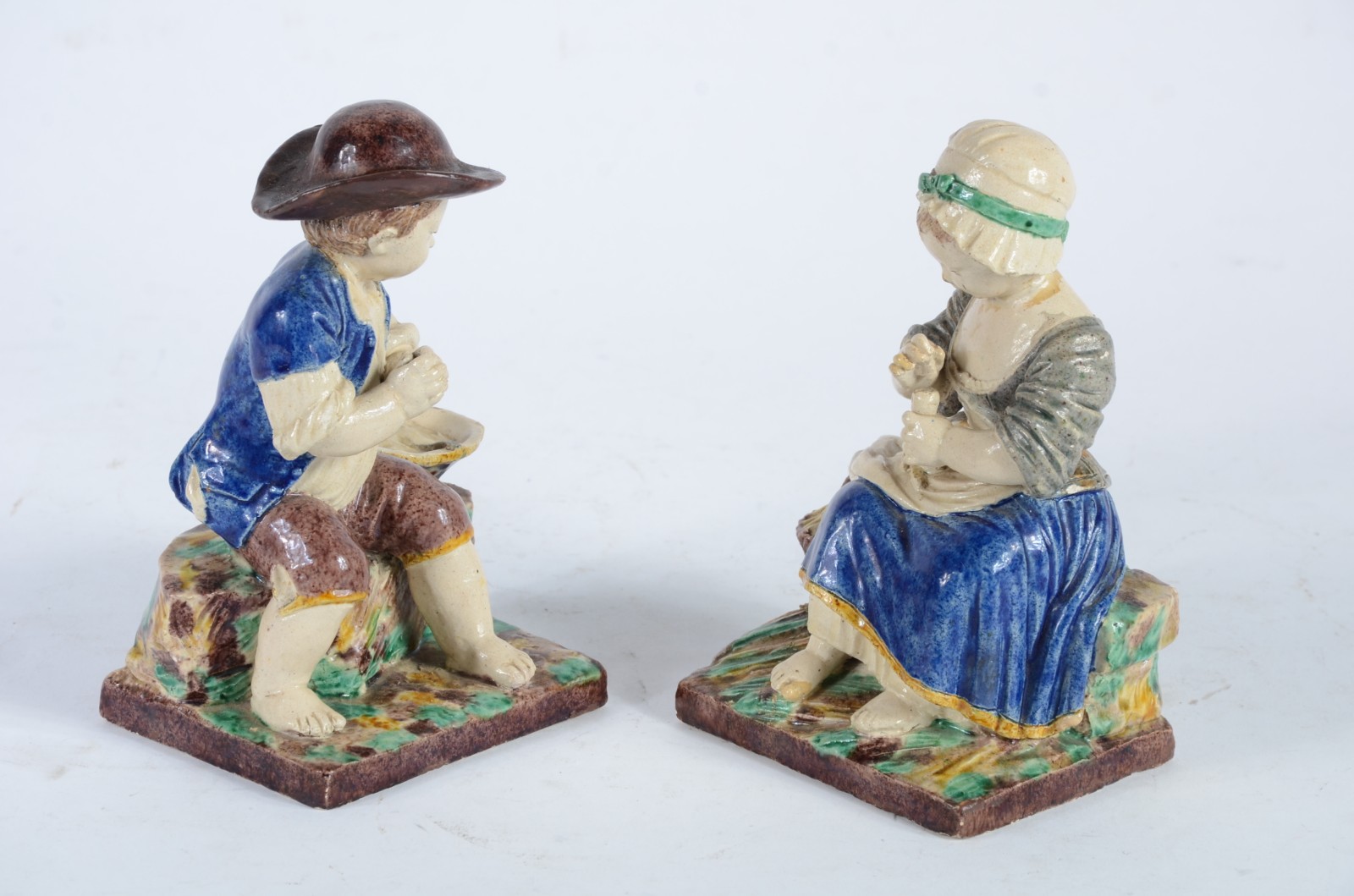 Par de esculturas de faiança francesa policromada representando casal... - foto 3 de 11