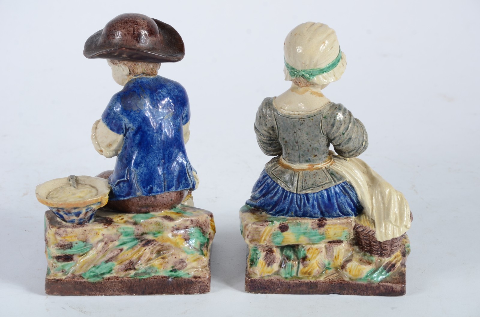Par de esculturas de faiança francesa policromada representando casal... - foto 5 de 11
