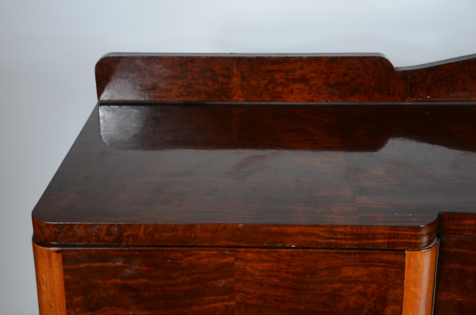 Buffet de madeira nobre, Art Deco, duas portas centrais com... - foto 3 de 11
