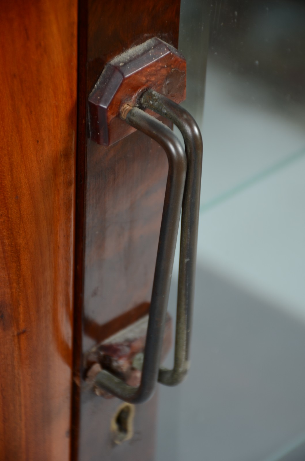 Buffet de madeira nobre, Art Deco, duas portas centrais com... - foto 6 de 11