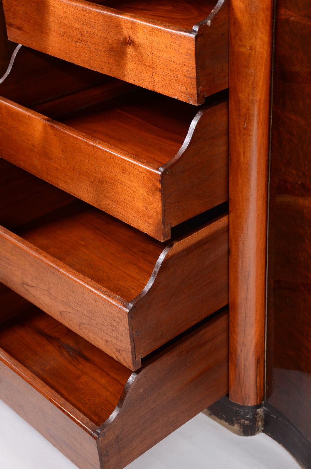 Buffet de madeira nobre, Art Deco, duas portas centrais com... - foto 8 de 11