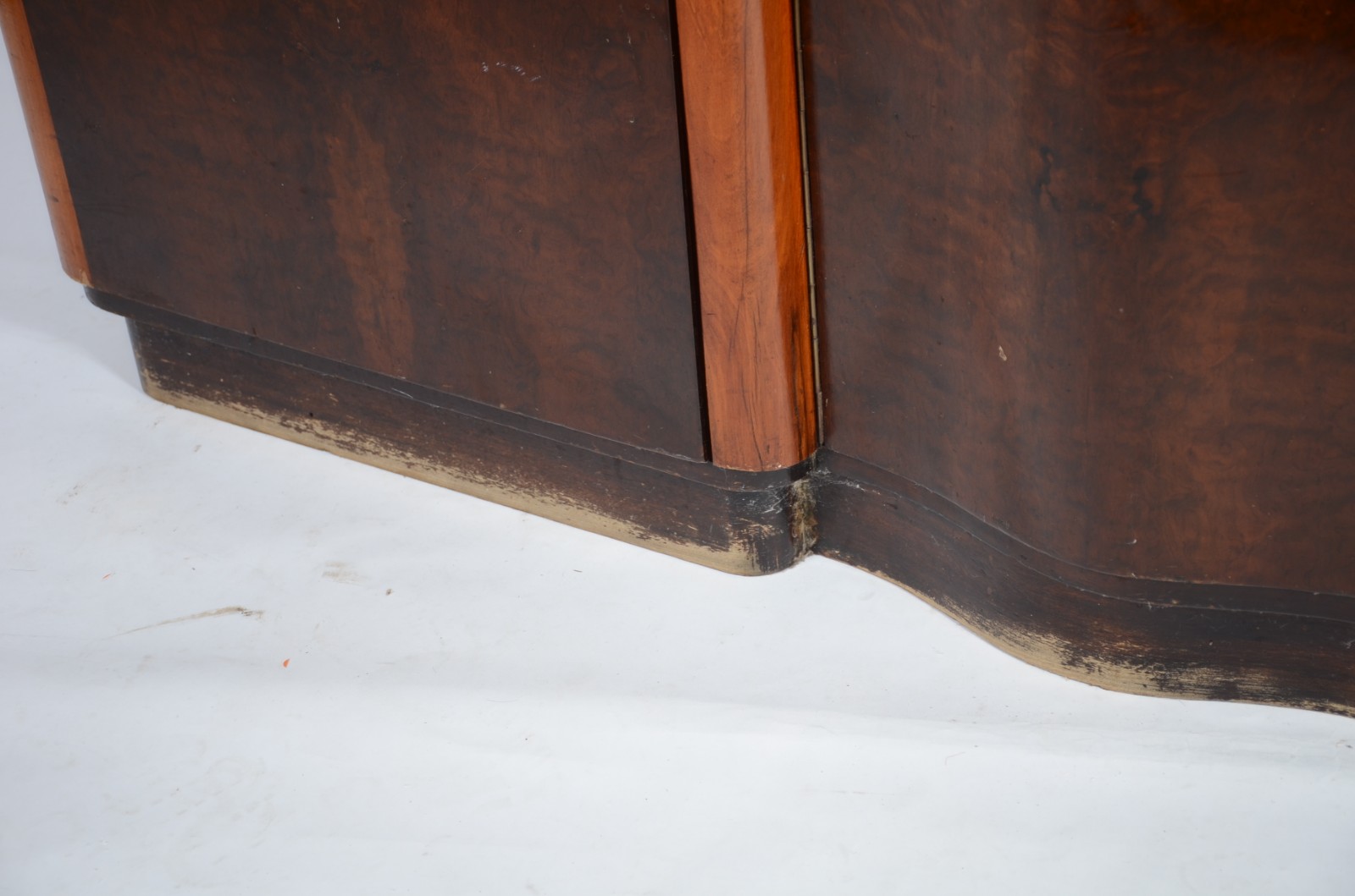Buffet de madeira nobre, Art Deco, duas portas centrais com... - foto 9 de 11